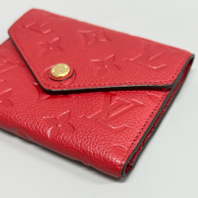 Louis Vuitton路易威登 紅色全皮壓花三折錢包  尺寸：12*9*2cm-3