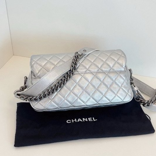香奈兒/Chanel Easy Flag CF郵差法棍包 太空銀 荔枝牛皮-1