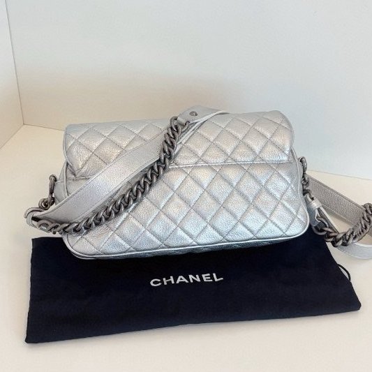 香奈兒/Chanel Easy Flag CF郵差法棍包 太空銀 荔枝牛皮-6