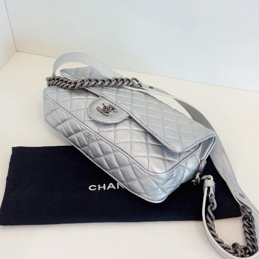香奈兒/Chanel Easy Flag CF郵差法棍包 太空銀 荔枝牛皮-8