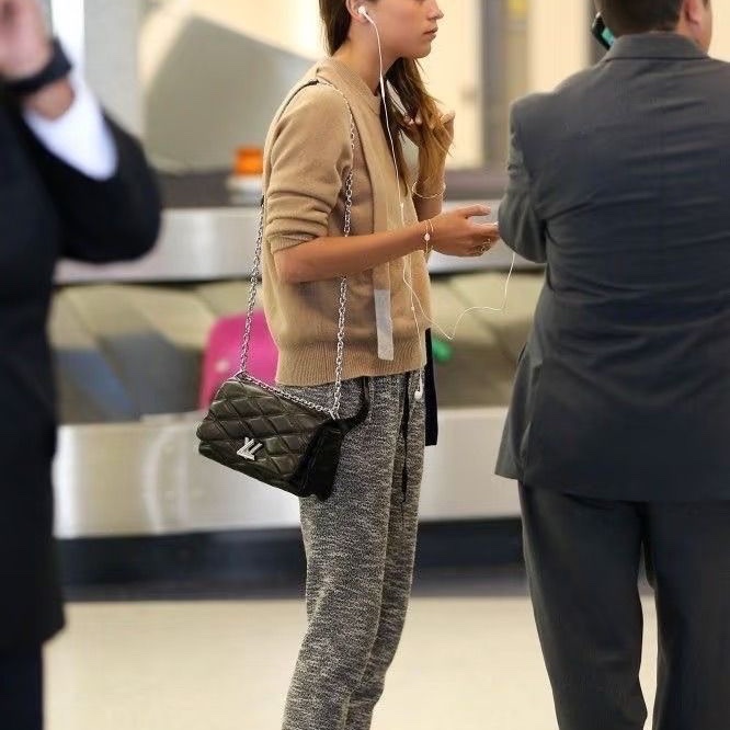 LV 黑銀twist菱格紋肩背斜背包27*17*9  95新 配件鏡子 塵袋-0