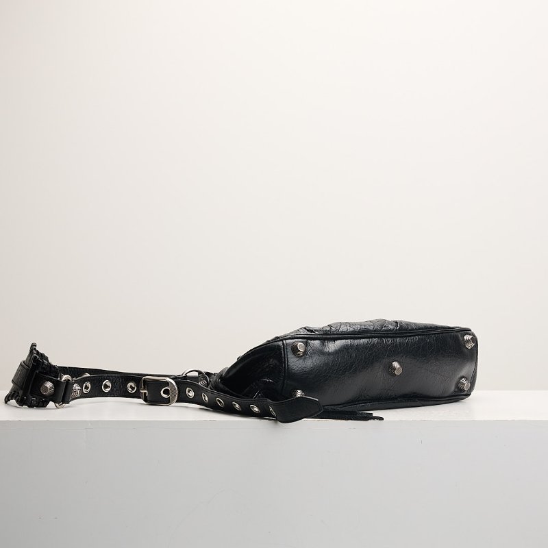 二手Balenciaga Le cagole 油蠟皮半月包 s 黑銀-1