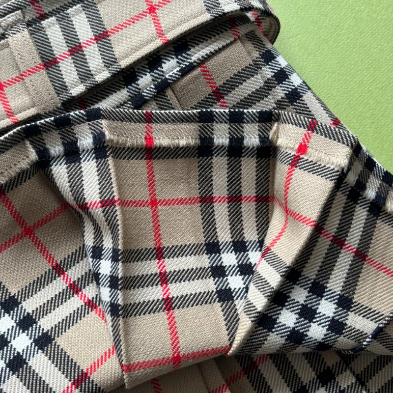 40號 ::BURBERRY:: 經典卡其色格紋百褶裙-10