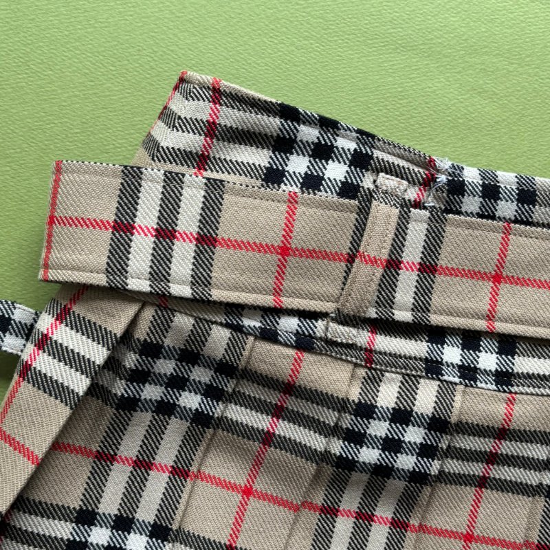 40號 ::BURBERRY:: 經典卡其色格紋百褶裙-14