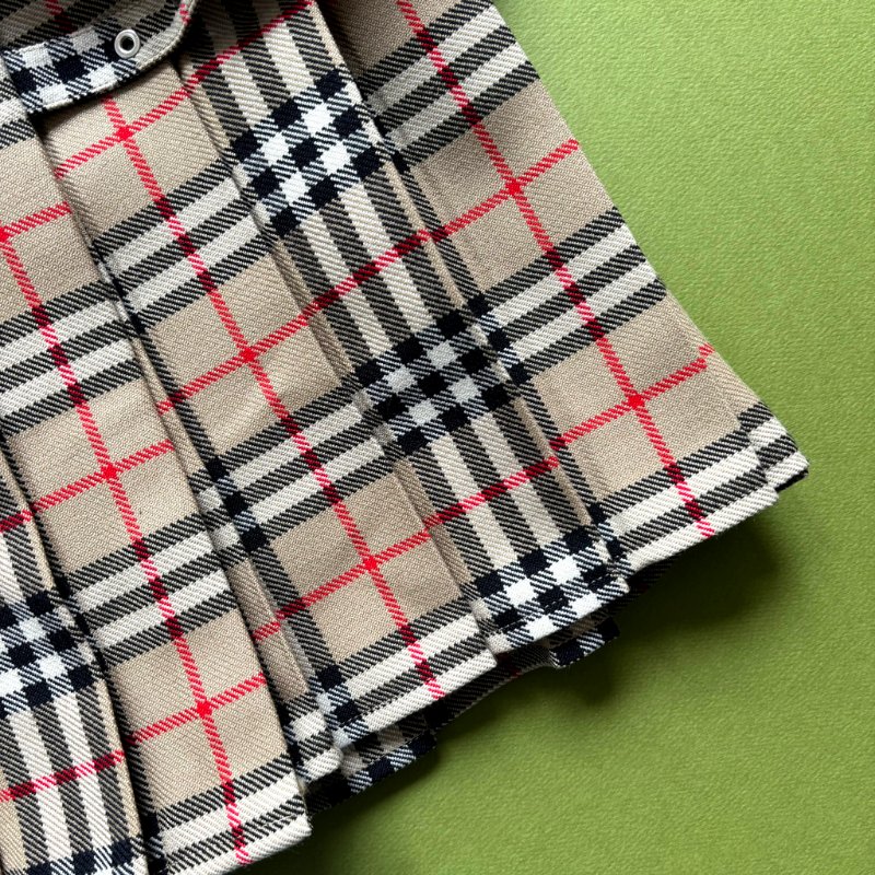 40號 ::BURBERRY:: 經典卡其色格紋百褶裙-19