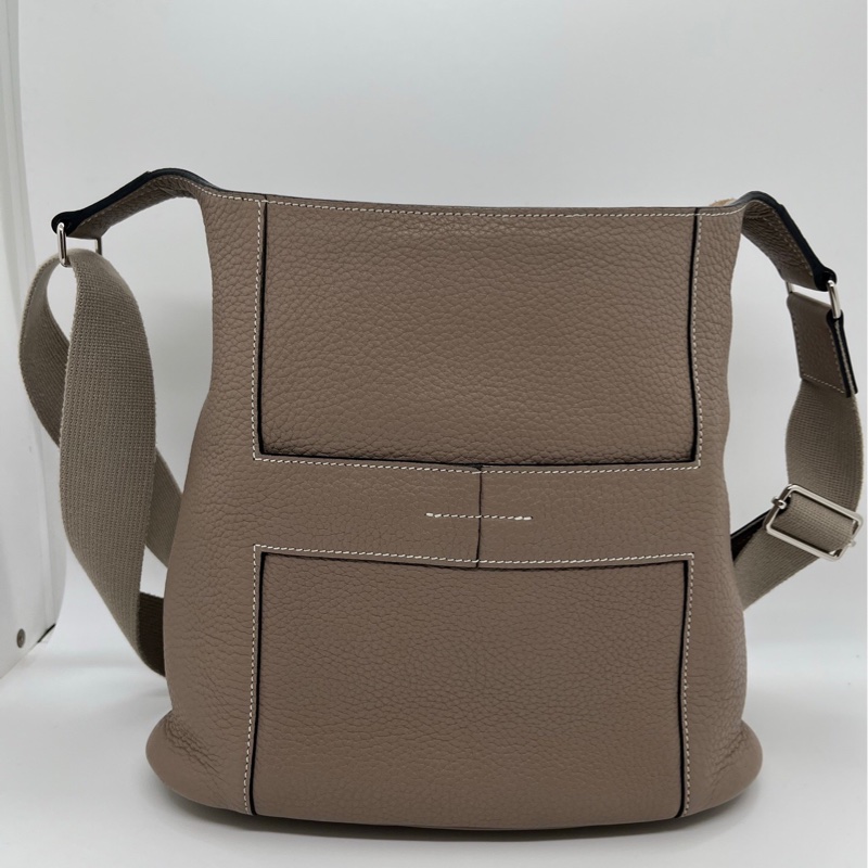 二手Hermes愛馬仕 good news H系列大象灰牛皮斜挎包郵差包框M刻，內裡有輕微發黑，邊角有輕微磨損-0