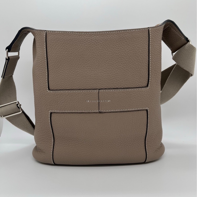 二手Hermes愛馬仕 good news H系列大象灰牛皮斜挎包郵差包框M刻，內裡有輕微發黑，邊角有輕微磨損-1