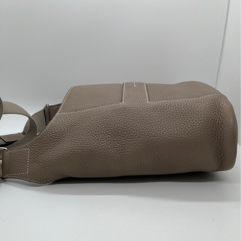 二手Hermes愛馬仕 good news H系列大象灰牛皮斜挎包郵差包框M刻，內裡有輕微發黑，邊角有輕微磨損-3