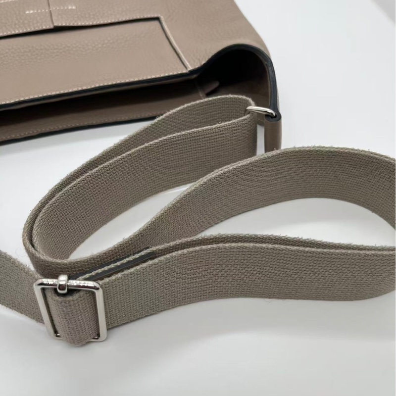 二手Hermes愛馬仕 good news H系列大象灰牛皮斜挎包郵差包框M刻，內裡有輕微發黑，邊角有輕微磨損-9