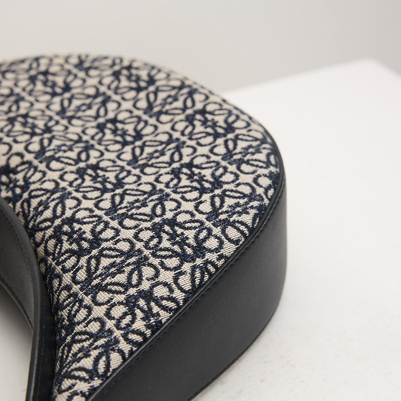 二手Loewe Luna小號半月包/刺繡深藍-14