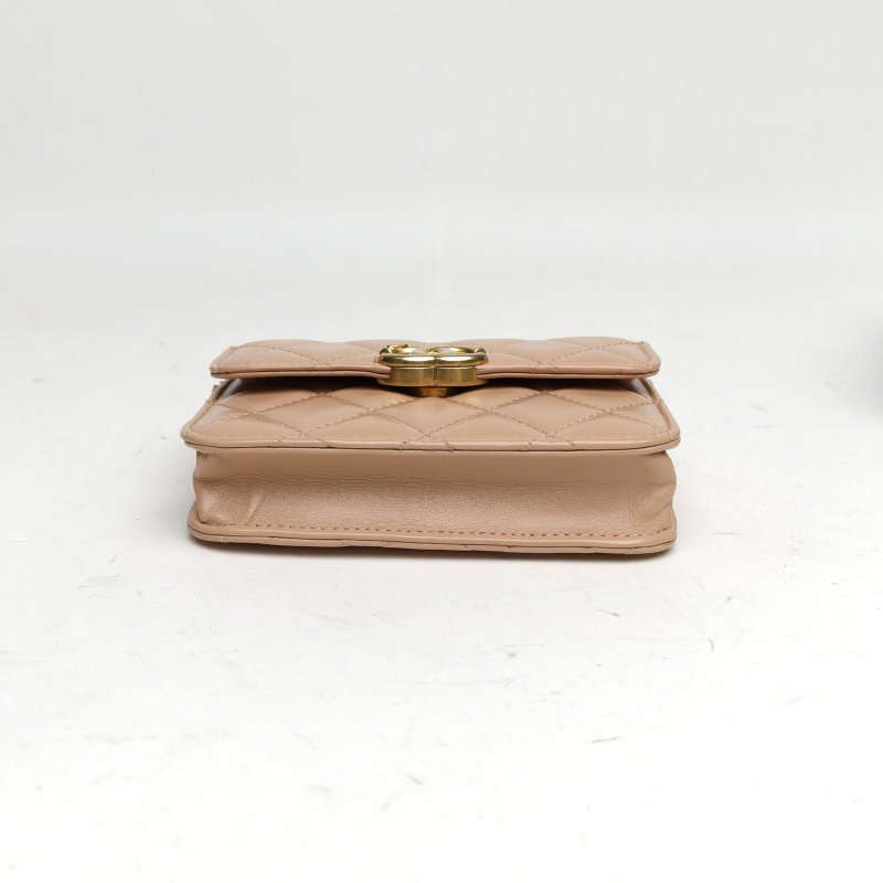 CHANEL 21ACF吸扣WOC奶茶色牛皮31開金珠皮穿鏈肩背包-4