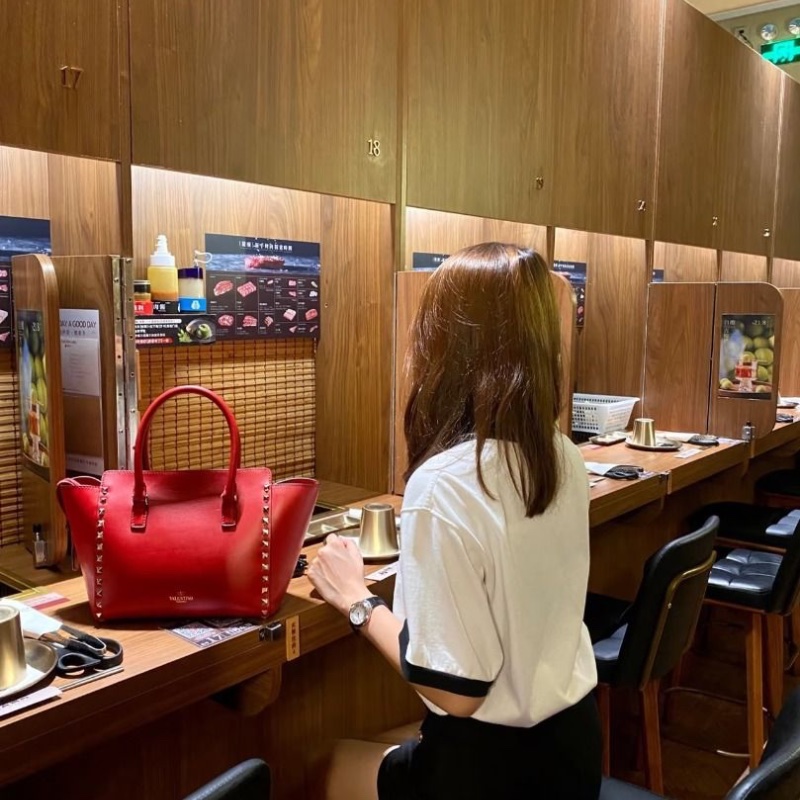 VALENTINO 紅金鉚釘手提肩背包19.5*19*11 9新 配件肩帶 塵袋-0