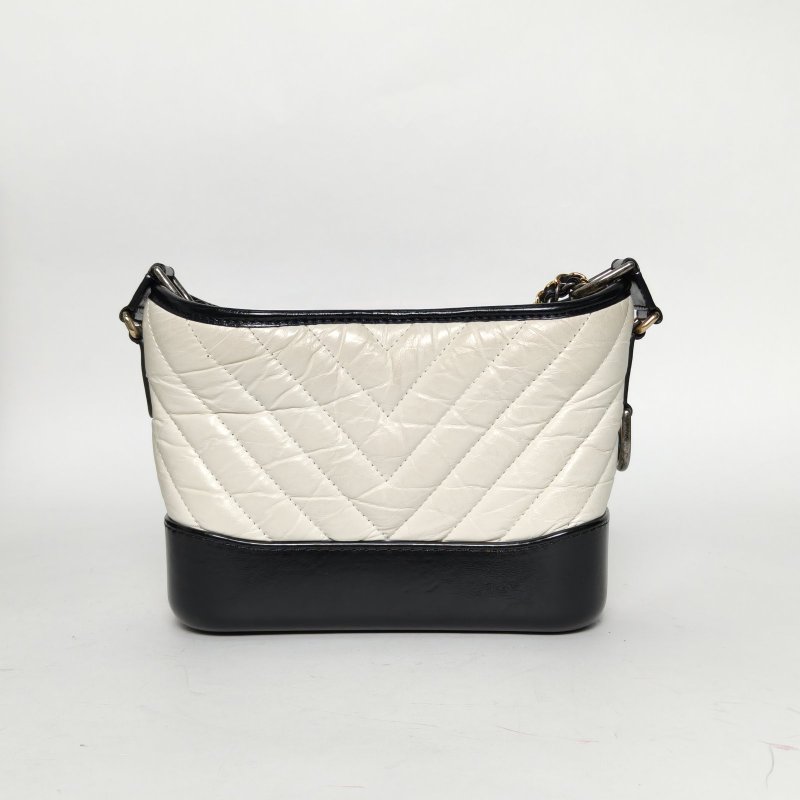 CHANEL GABRIELLE流浪小號黑白牛皮27開金銀扣V紋肩背包-2