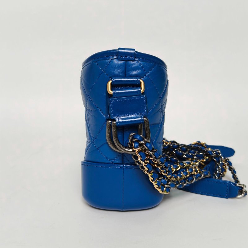 CHANEL GABRIELLE流浪小號藍色牛皮26開金銀扣肩背包-1