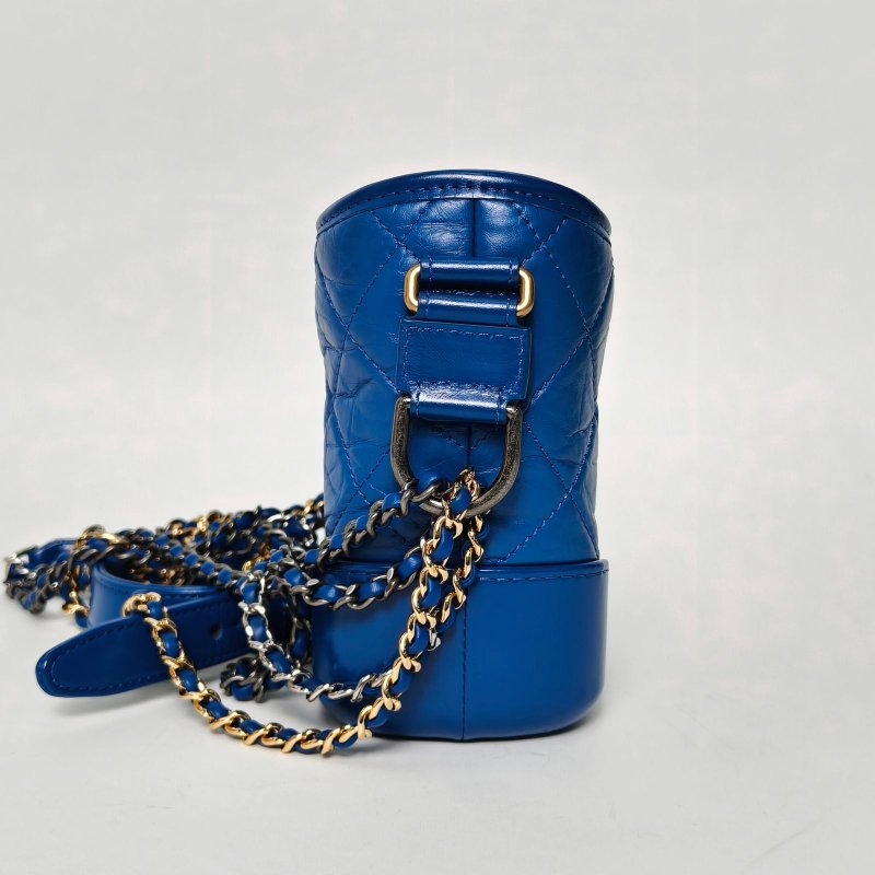 CHANEL GABRIELLE流浪小號藍色牛皮26開金銀扣肩背包-3