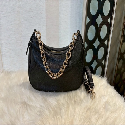 Gucci Emblem 黑牛皮半月包小號