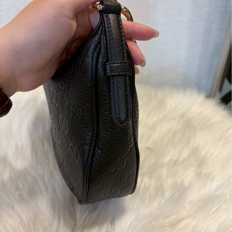 Gucci Emblem 黑牛皮半月包小號-4