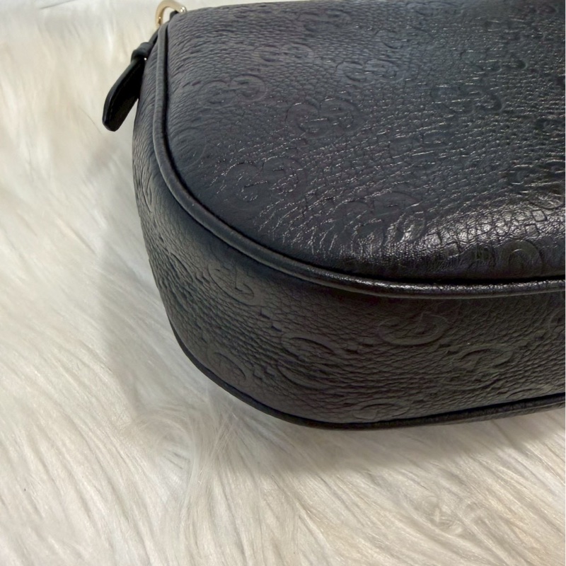 Gucci Emblem 黑牛皮半月包小號-5