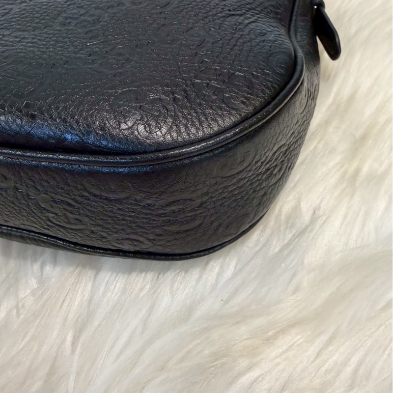 Gucci Emblem 黑牛皮半月包小號-6