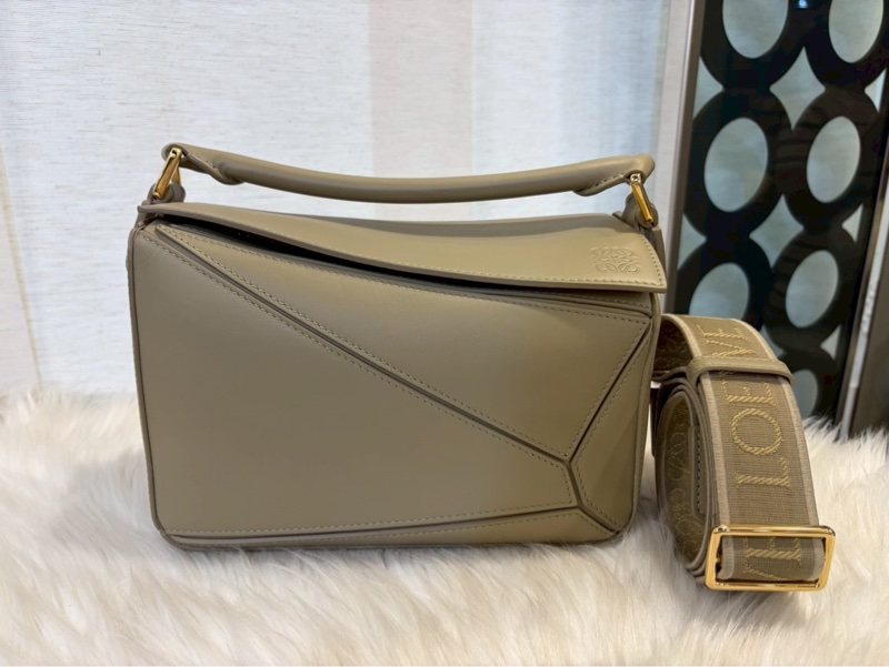 [ 櫃價$128000 ]Loewe Puzzle小號 灰綠色牛皮 好好看-0