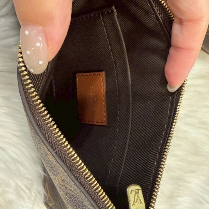 ［ 時髦大包 ］LV Loop Hobo 老花彎月包 晶片款-13