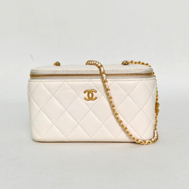 CHANEL 長盒子化妝包白色羊皮金扣琺瑯愛心COCO皮穿鏈肩背包-0