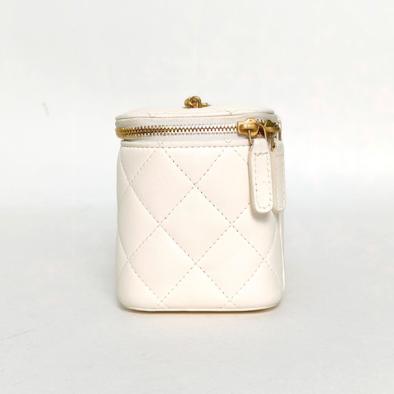CHANEL 長盒子化妝包白色羊皮金扣琺瑯愛心COCO皮穿鏈肩背包-1