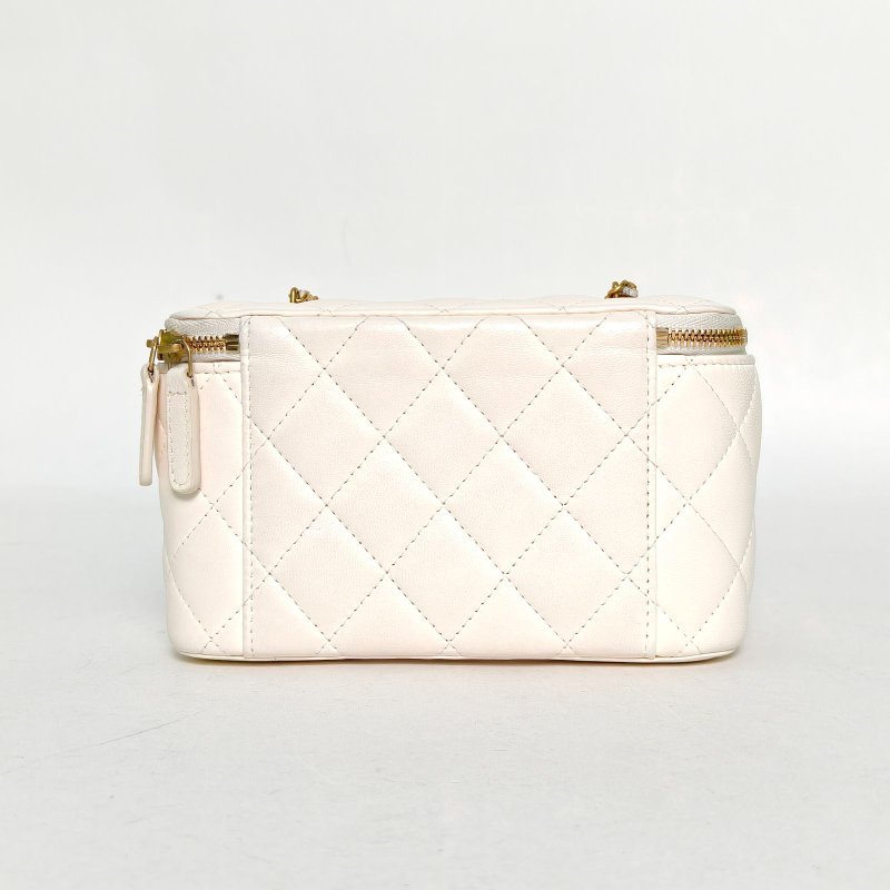 CHANEL 長盒子化妝包白色羊皮金扣琺瑯愛心COCO皮穿鏈肩背包-2
