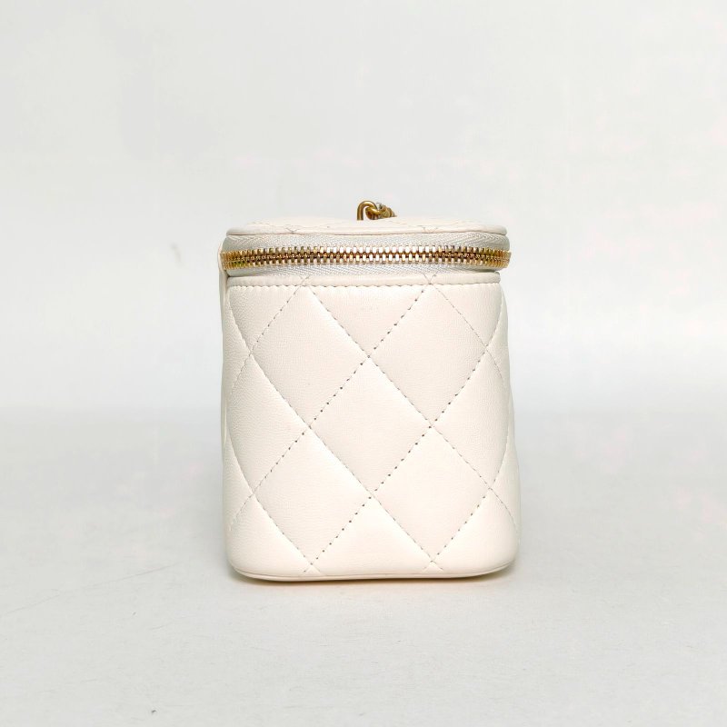 CHANEL 長盒子化妝包白色羊皮金扣琺瑯愛心COCO皮穿鏈肩背包-3