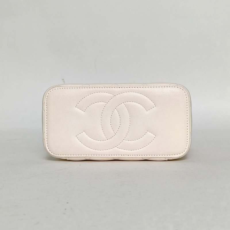 CHANEL 長盒子化妝包白色羊皮金扣琺瑯愛心COCO皮穿鏈肩背包-4