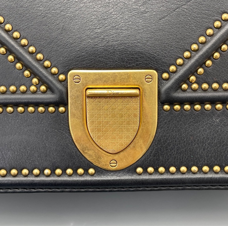 【什麼❗️兩萬多的包現在只要幾千😱】Dior鉚釘盾牌包中號黑色 盾牌包｜黑金鈕釘-6