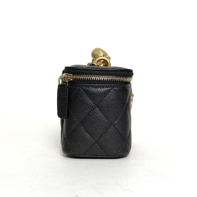 CHANEL 23P方盒子化妝包愛心金球黑色荔枝牛皮金扣肩背包-1