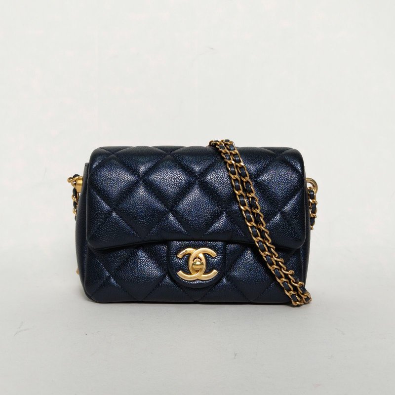 CHANEL 21KCF口蓋包珠光黑荔枝牛皮晶片金扣子彈調節扣肩背包-0
