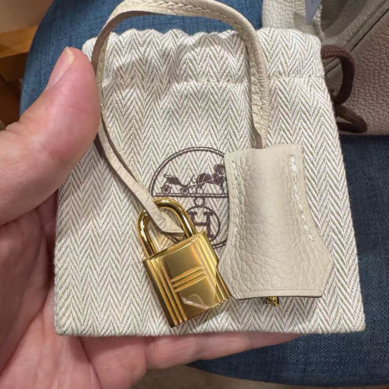 客人專拍 Hermes Kelly25 奶昔白金扣 Z刻 带膜未使用-6