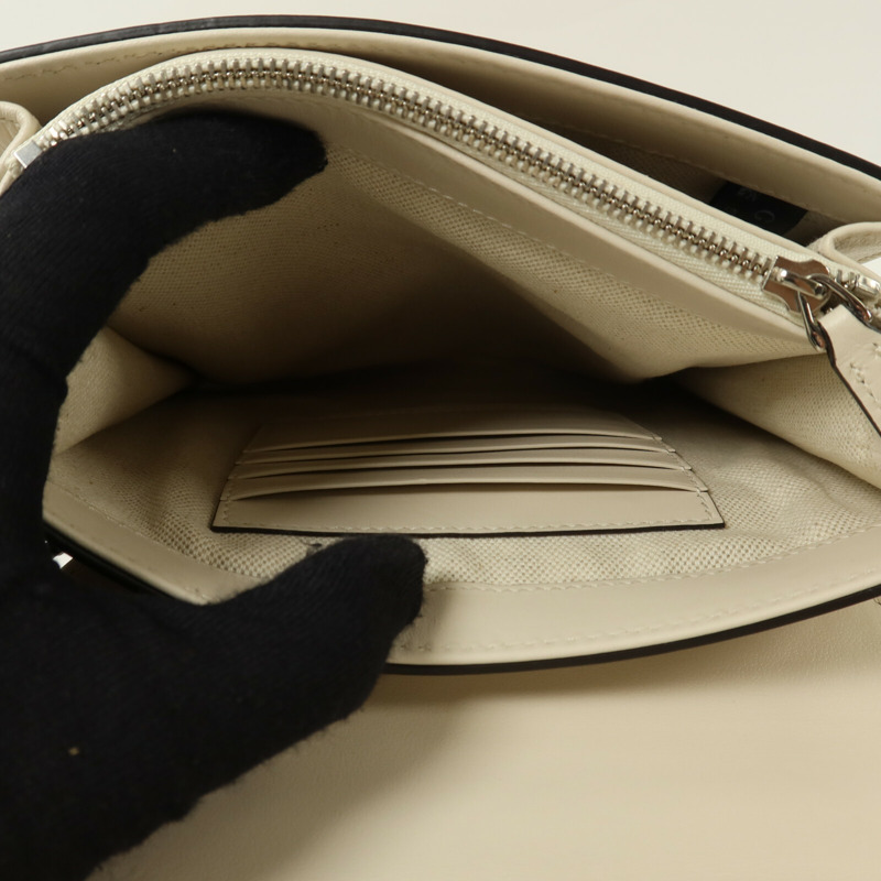 GUCCI 牛皮皮革GG Embossed Messenger肩背袋-4