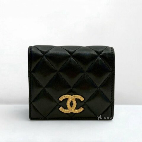 S5283-CHANEL 黑羊皮金LOGO對開扣式零錢短夾AP3407
