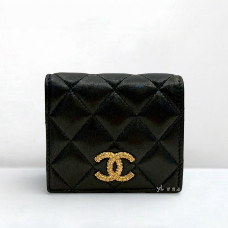 S5283-CHANEL 黑羊皮金LOGO對開扣式零錢短夾AP3407-0