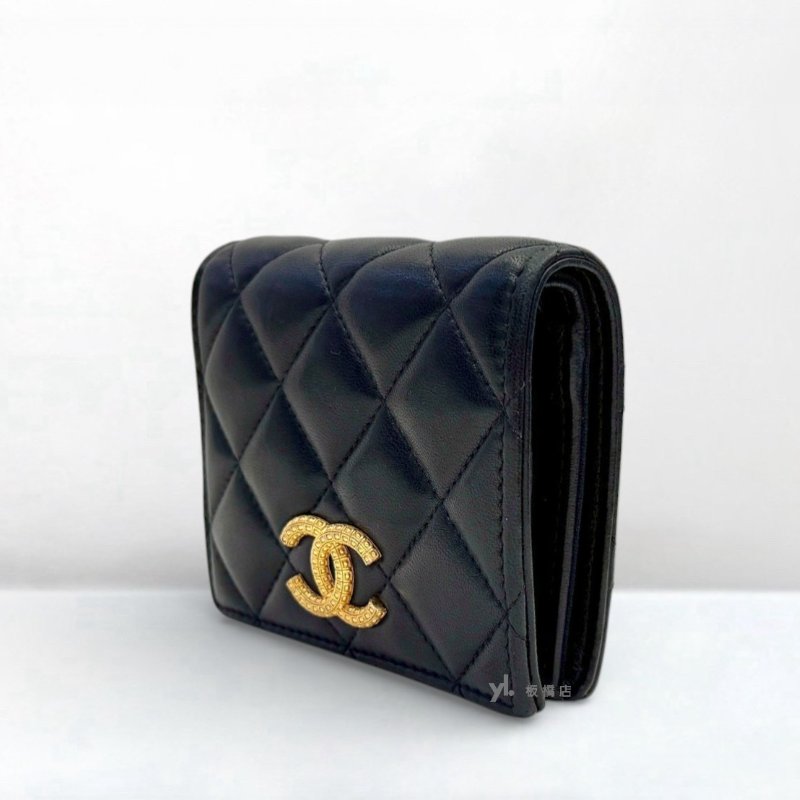 S5283-CHANEL 黑羊皮金LOGO對開扣式零錢短夾AP3407-2
