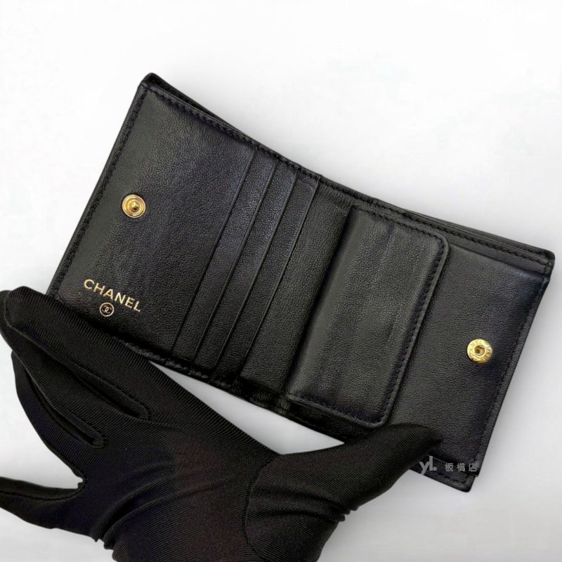 S5283-CHANEL 黑羊皮金LOGO對開扣式零錢短夾AP3407-5