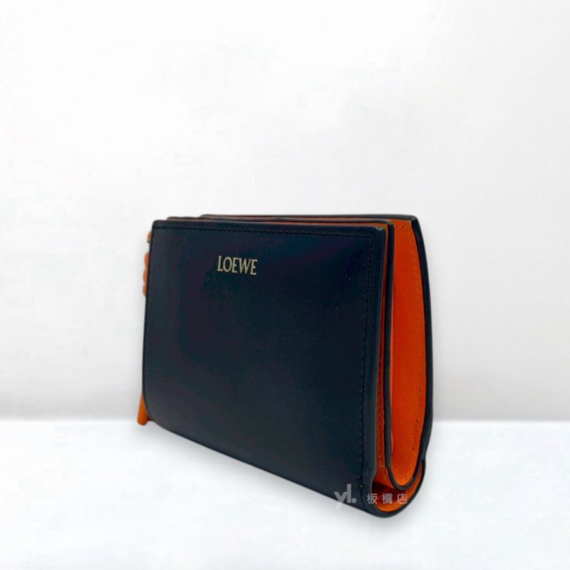 S5361-LOEWE皮夾 黑小牛皮拚橘內裡對開短夾-1
