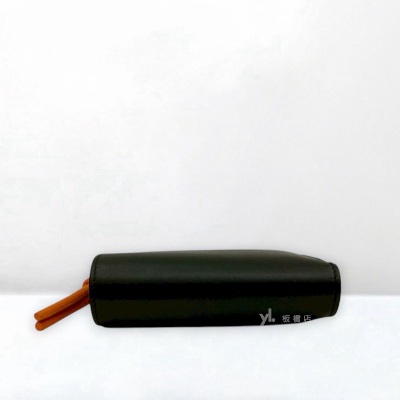 S5361-LOEWE皮夾 黑小牛皮拚橘內裡對開短夾-4