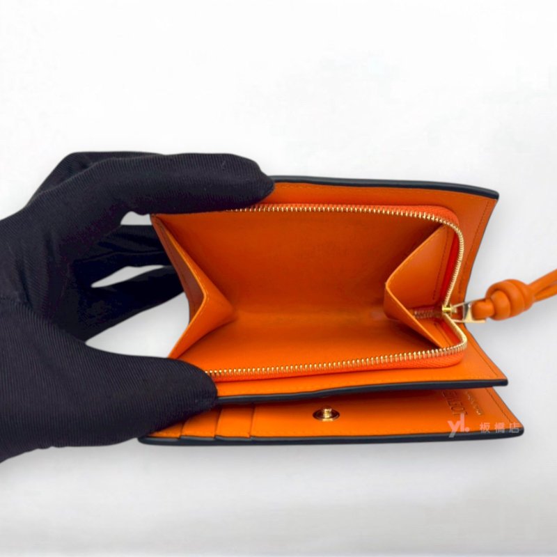 S5361-LOEWE皮夾 黑小牛皮拚橘內裡對開短夾-6