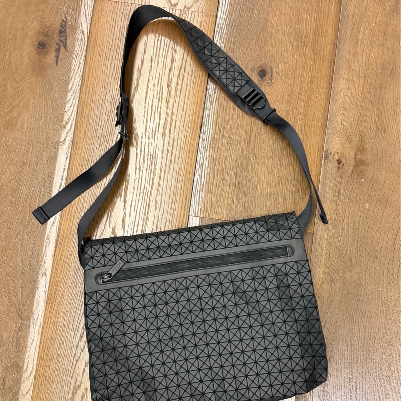 二手正品 Bao Bao Issey Miyake Froggy 黑色斜背 側背包-1