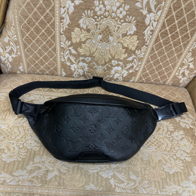 LV 黑牛皮壓紋黑釦Discovery PM胸腰包M46036-0
