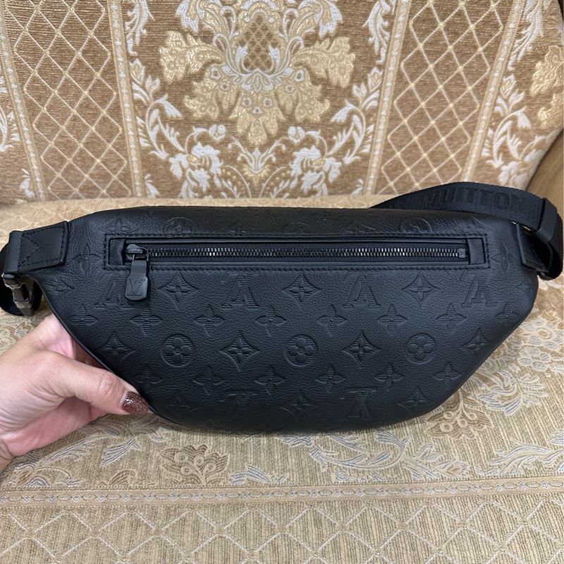 LV 黑牛皮壓紋黑釦Discovery PM胸腰包M46036-1