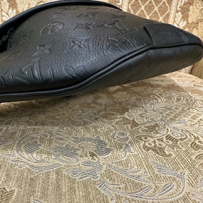 LV 黑牛皮壓紋黑釦Discovery PM胸腰包M46036-3