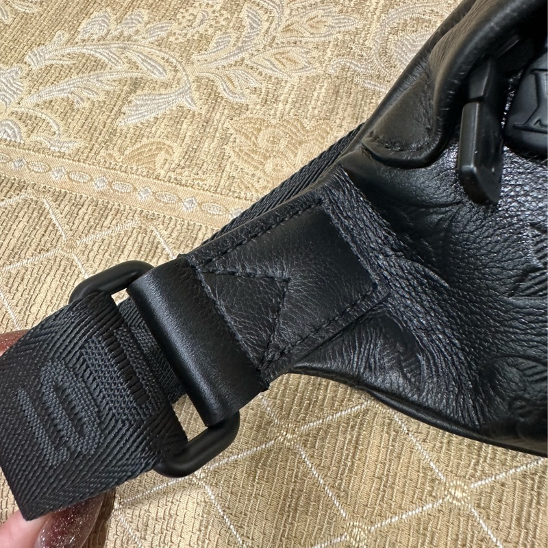 LV 黑牛皮壓紋黑釦Discovery PM胸腰包M46036-4