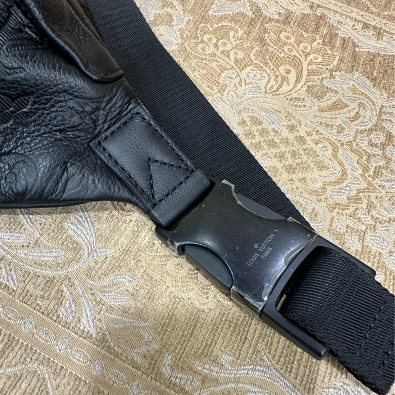 LV 黑牛皮壓紋黑釦Discovery PM胸腰包M46036-5