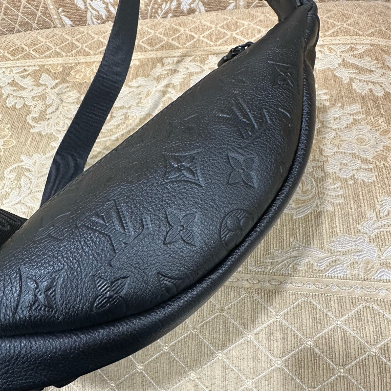 LV 黑牛皮壓紋黑釦Discovery PM胸腰包M46036-6