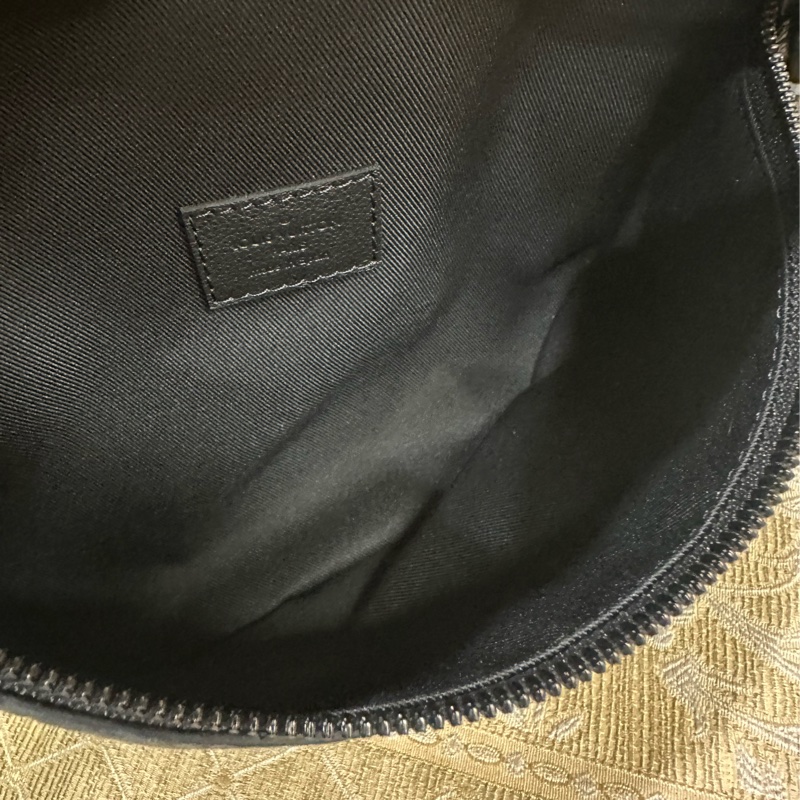 LV 黑牛皮壓紋黑釦Discovery PM胸腰包M46036-7